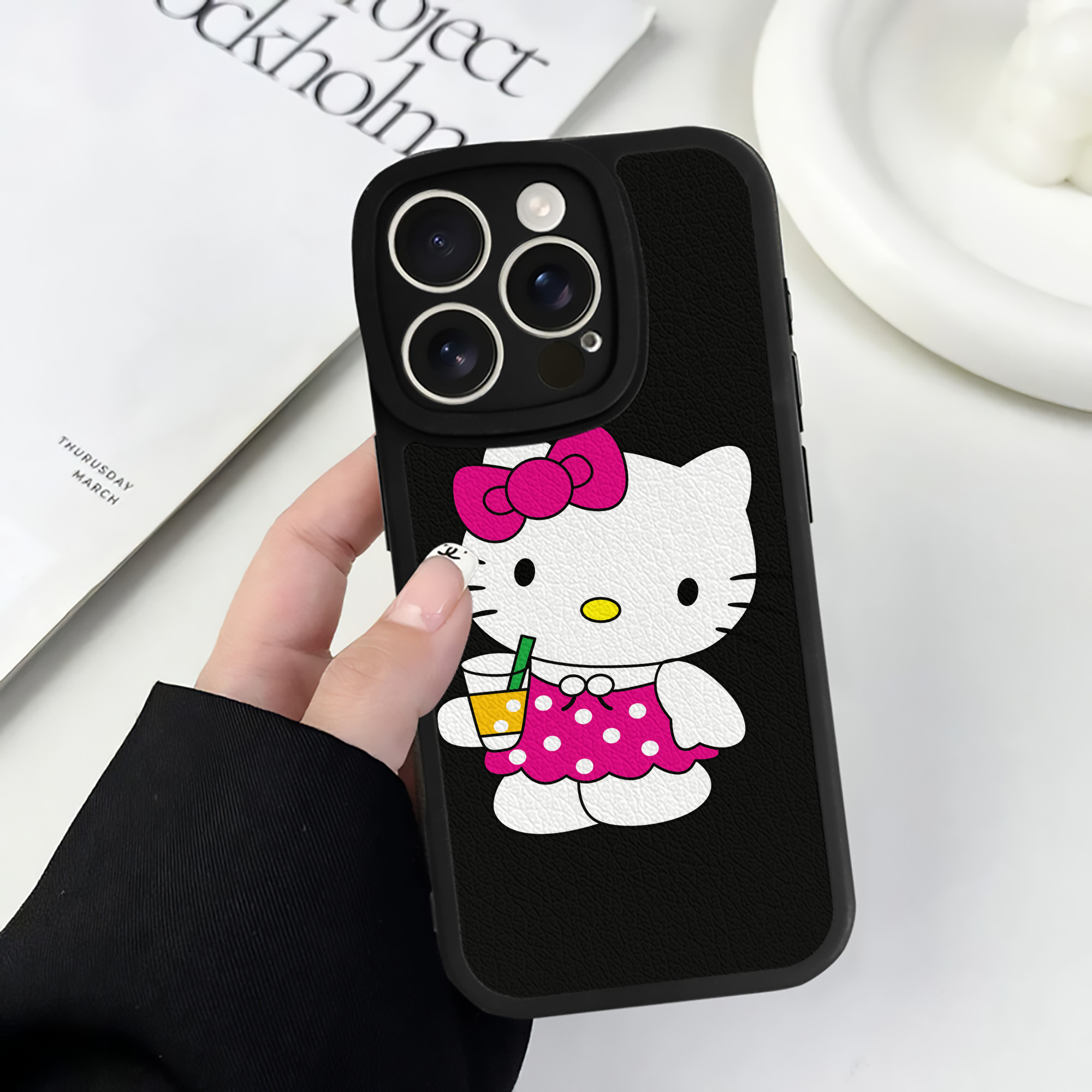 （画像用） Hello Kitty ハローキティ 【iPhone 16シリーズ対応】シリコンスマホケース（レザー調） 材質：シリコン